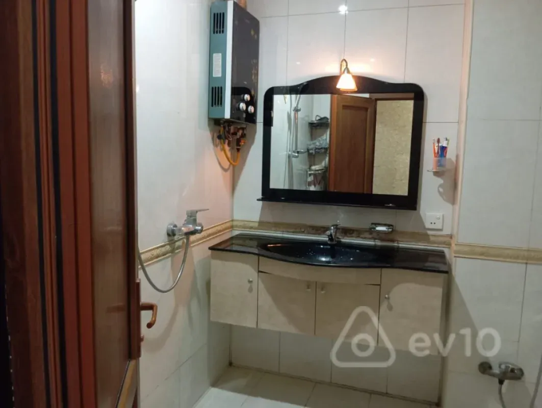 Satılır 3 otaqlı köhnə tikili 90 m²