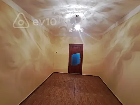 Satılır 2 otaqlı köhnə tikili 55 m²