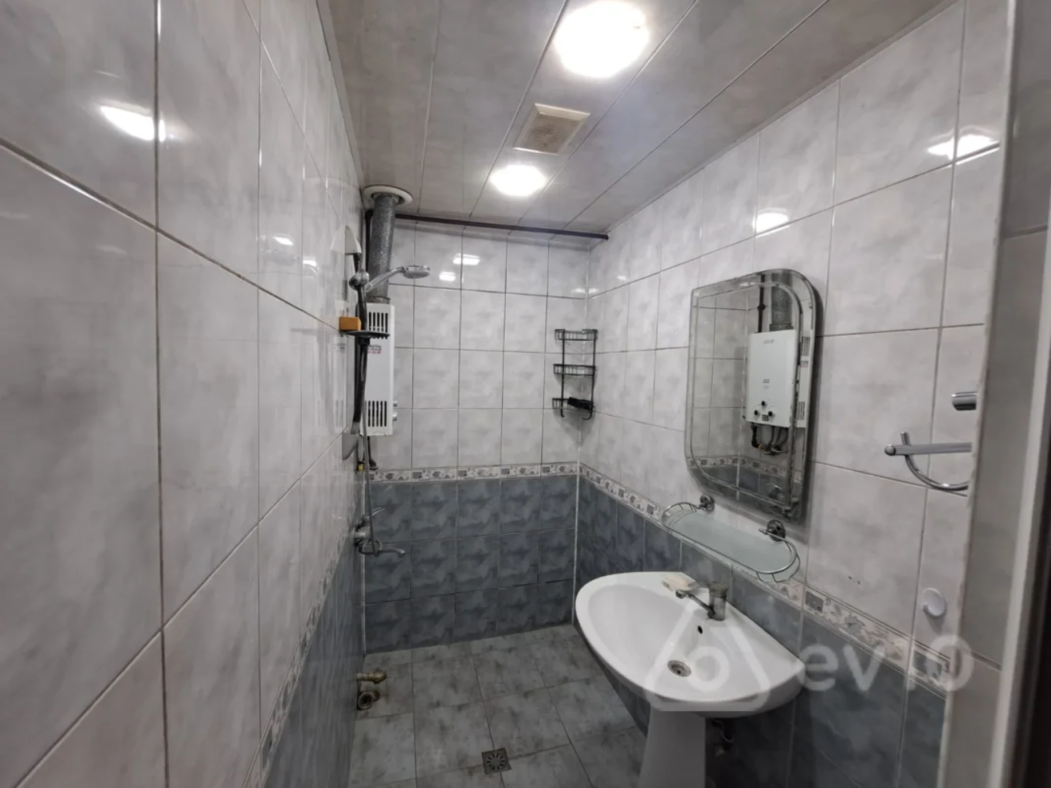 Satılır 2 otaqlı köhnə tikili 55 m²
