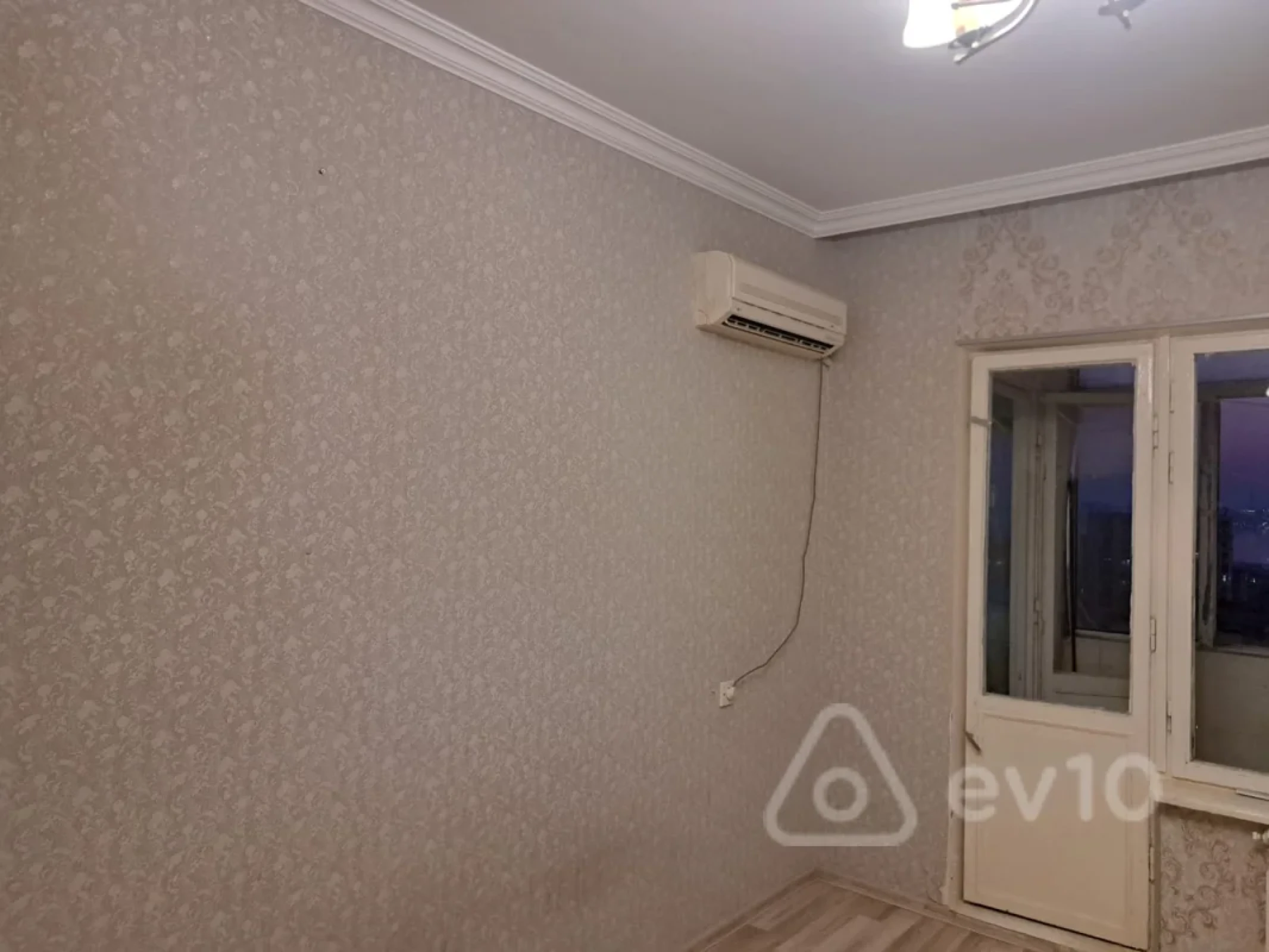 Satılır 2 otaqlı köhnə tikili 55 m²