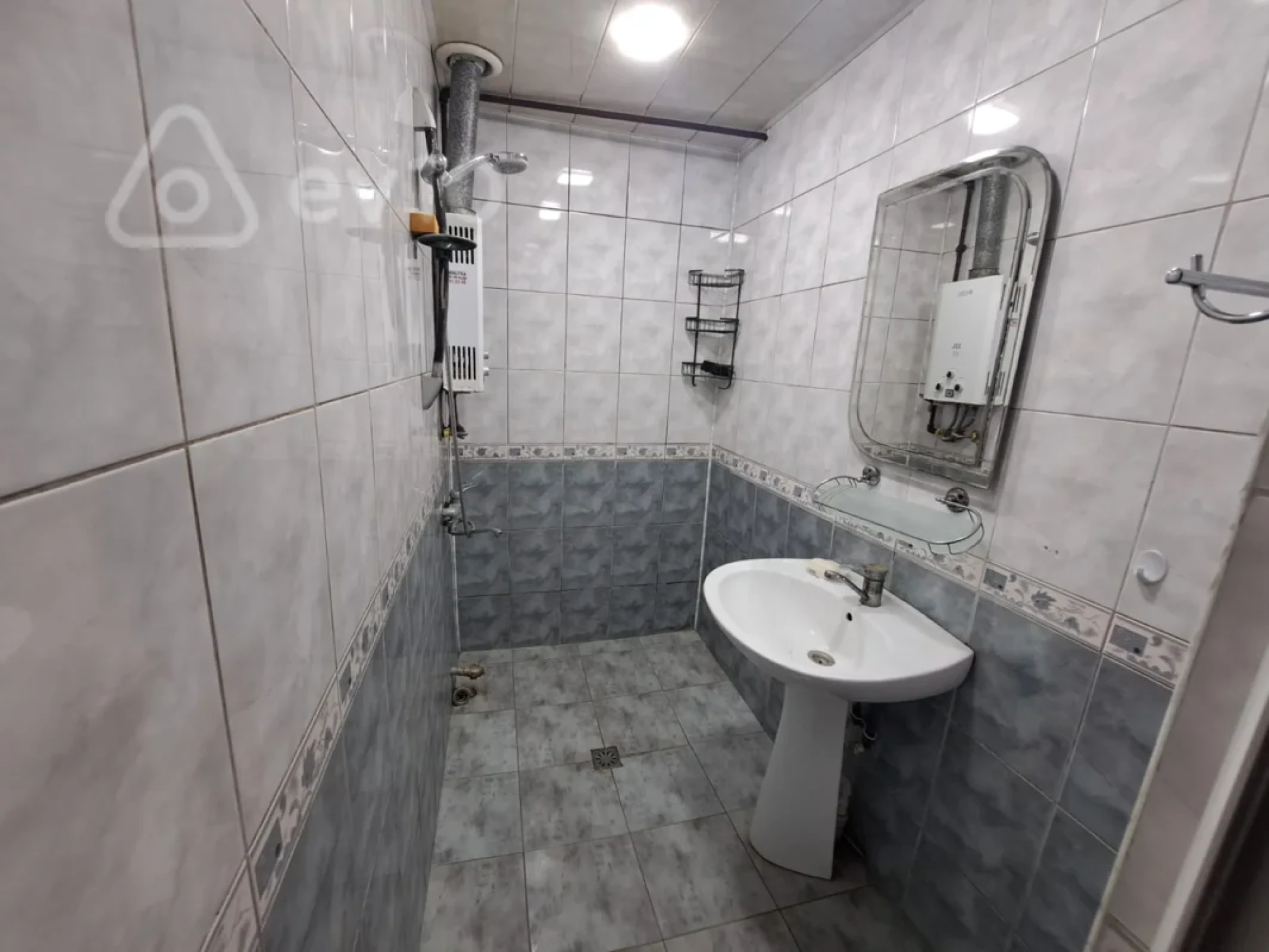 Satılır 2 otaqlı köhnə tikili 55 m²
