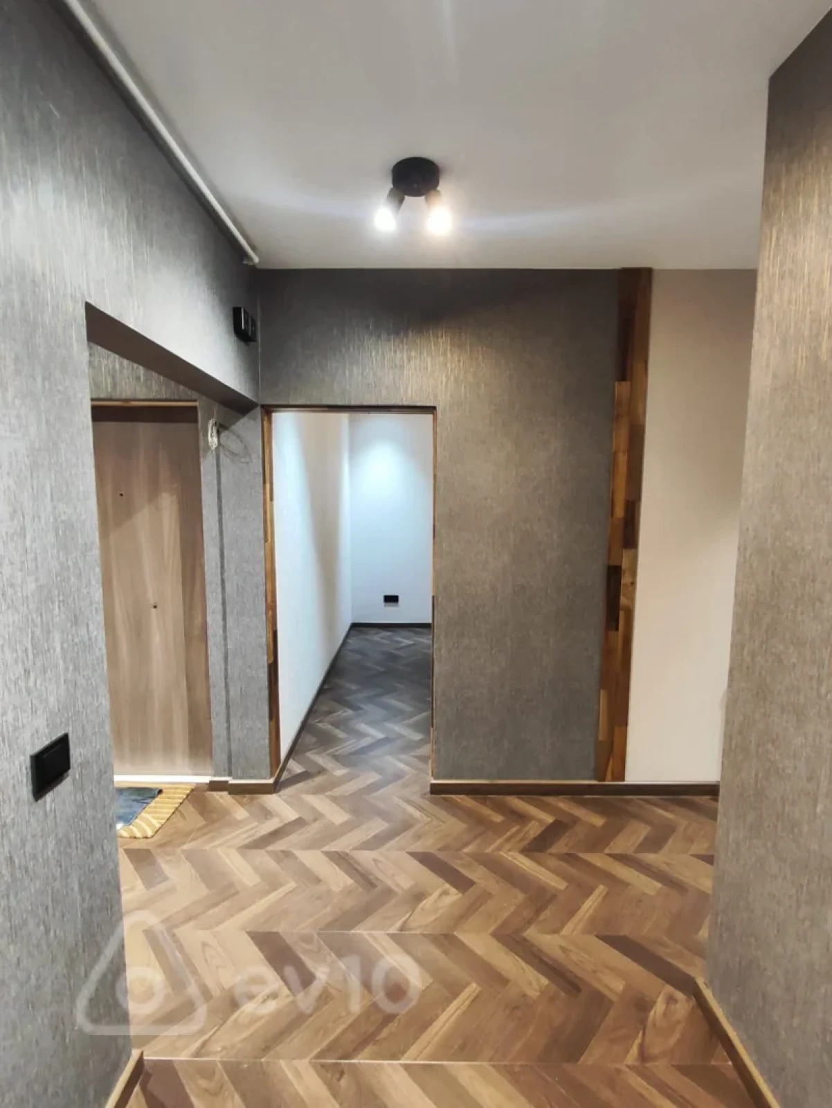 Satılır 2 otaqlı köhnə tikili 64 m²