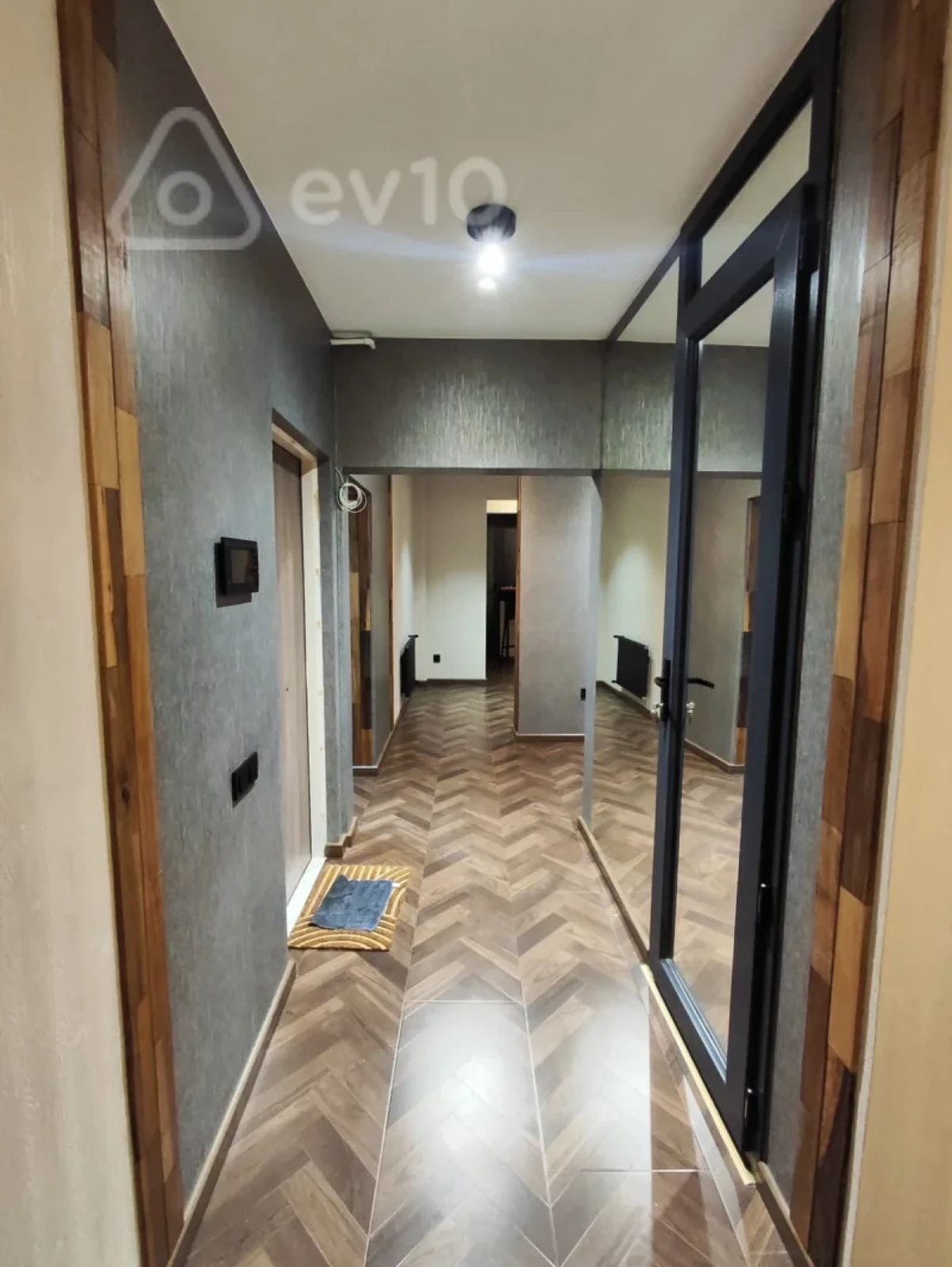Satılır 2 otaqlı köhnə tikili 64 m²