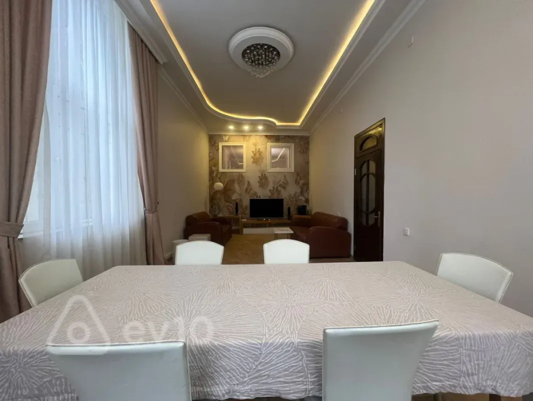 Kirayə verilir 4 otaqlı köhnə tikili 175 m²