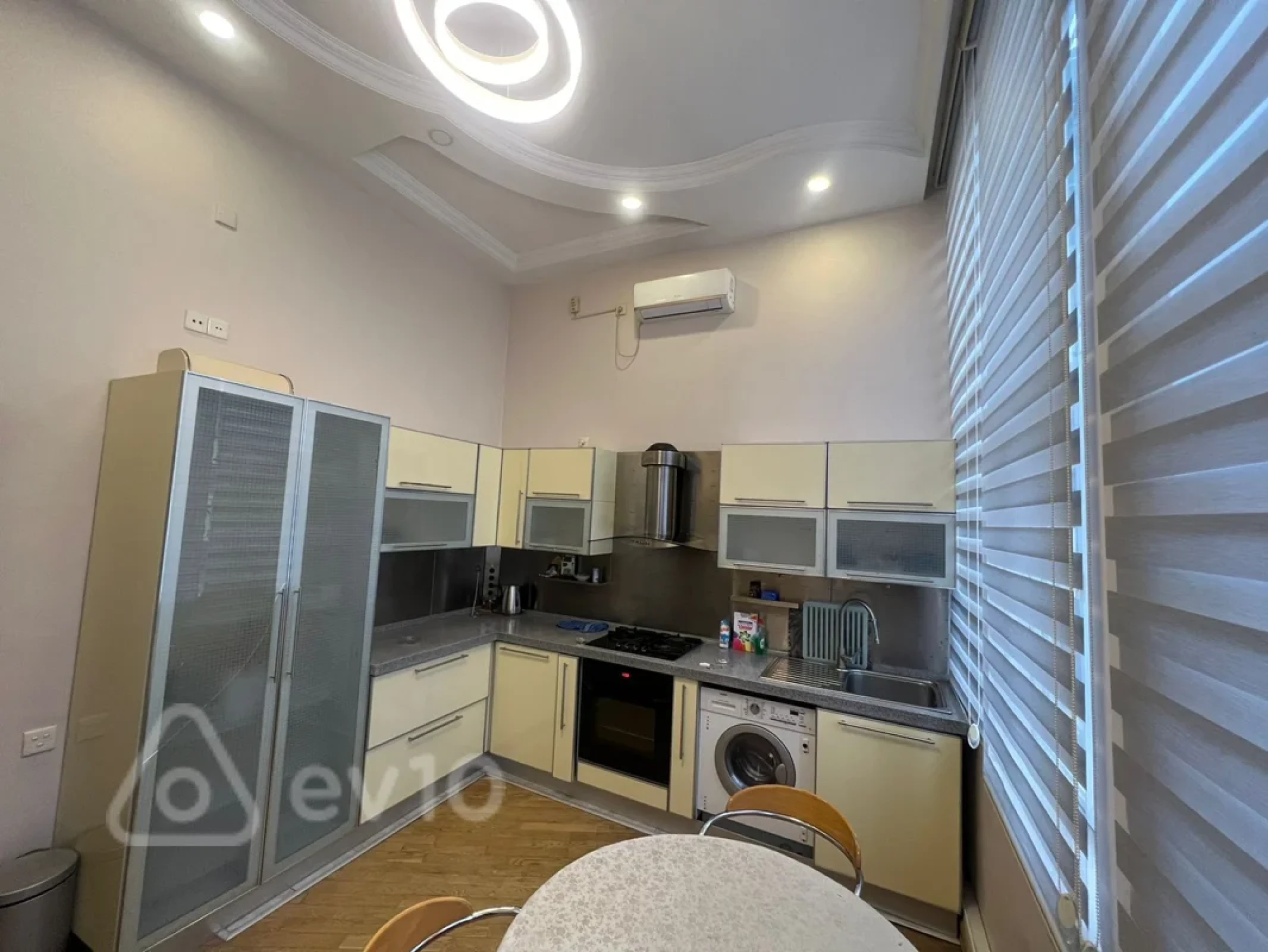 Kirayə verilir 4 otaqlı köhnə tikili 175 m²