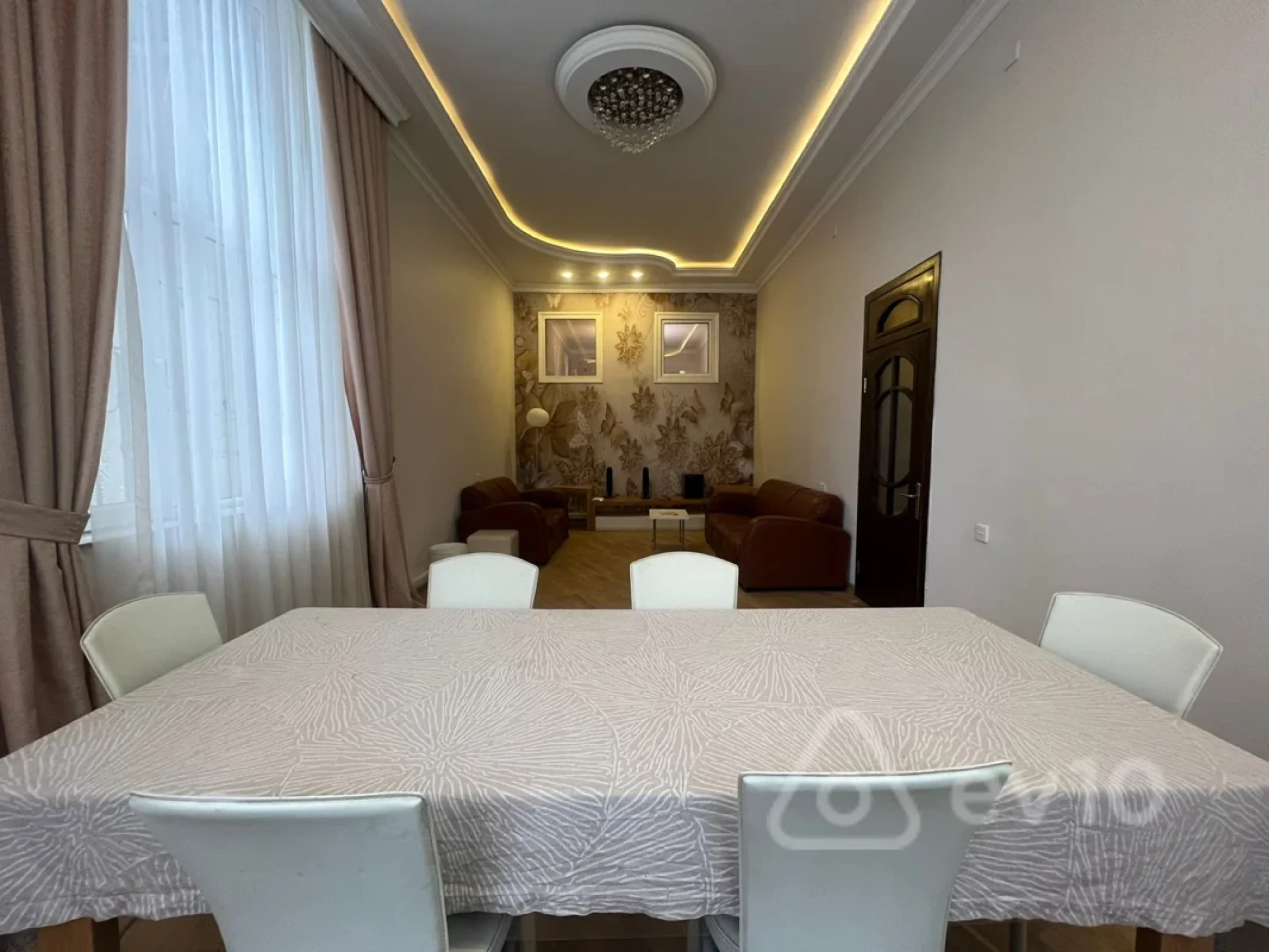 Kirayə verilir 4 otaqlı köhnə tikili 175 m²