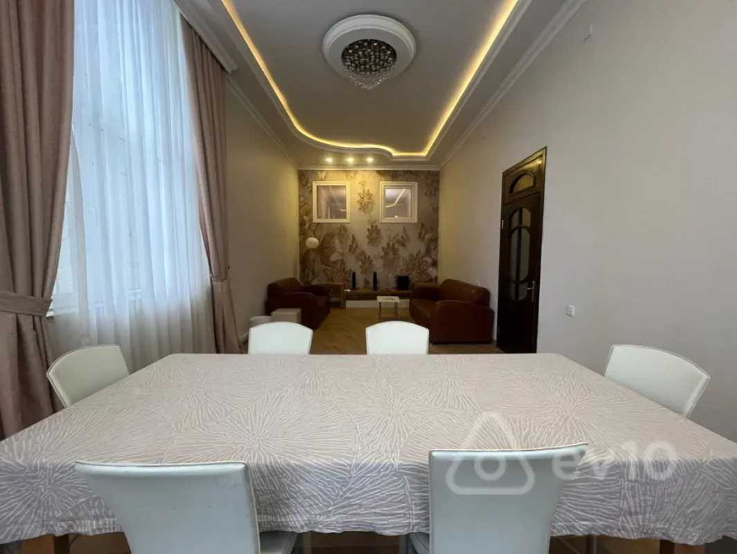 Kirayə verilir 4 otaqlı köhnə tikili 175 m²