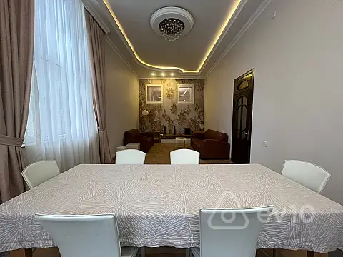 Kirayə verilir 4 otaqlı köhnə tikili 175 m²