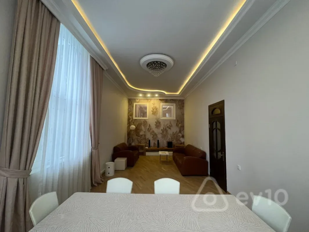 Kirayə verilir 4 otaqlı köhnə tikili 175 m²