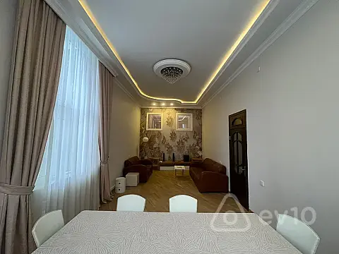 Kirayə verilir 4 otaqlı köhnə tikili 175 m²