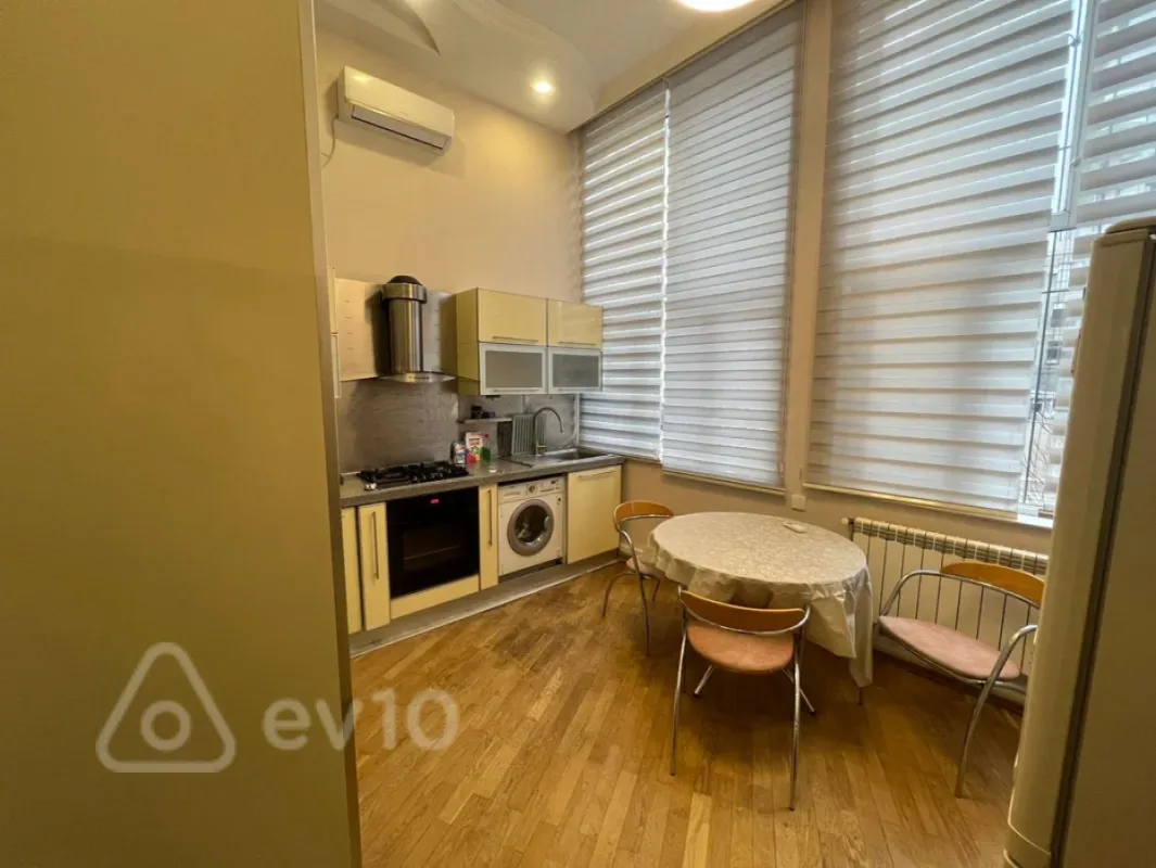 Kirayə verilir 4 otaqlı köhnə tikili 175 m²