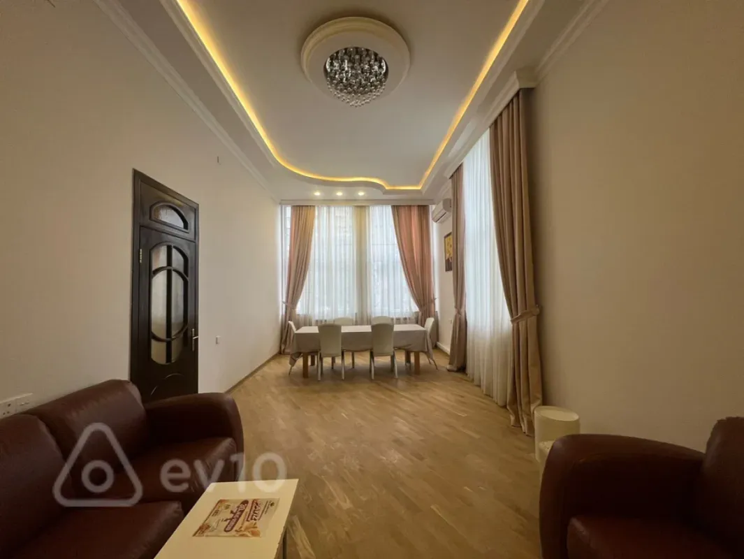 Kirayə verilir 4 otaqlı köhnə tikili 175 m²