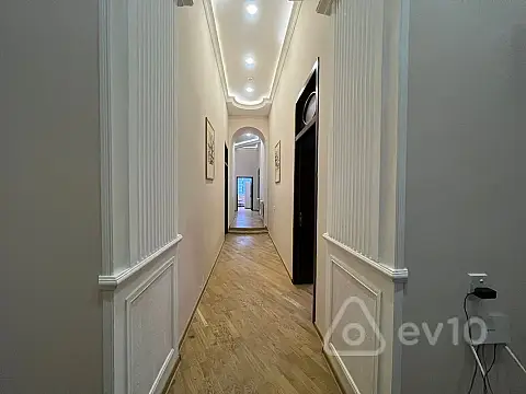Kirayə verilir 4 otaqlı köhnə tikili 175 m²