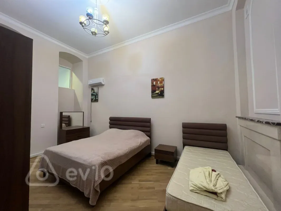 Kirayə verilir 4 otaqlı köhnə tikili 175 m²