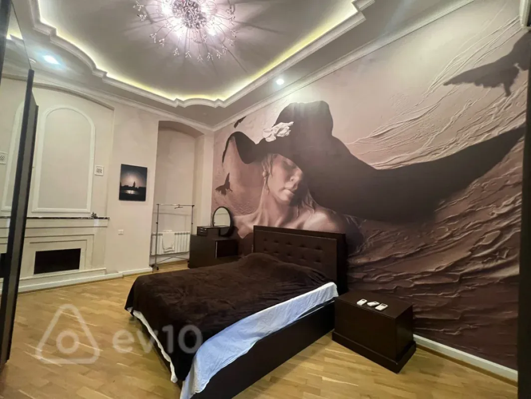 Kirayə verilir 4 otaqlı köhnə tikili 175 m²