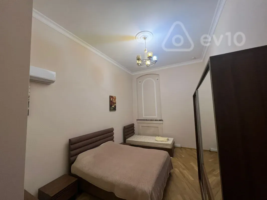 Kirayə verilir 4 otaqlı köhnə tikili 175 m²