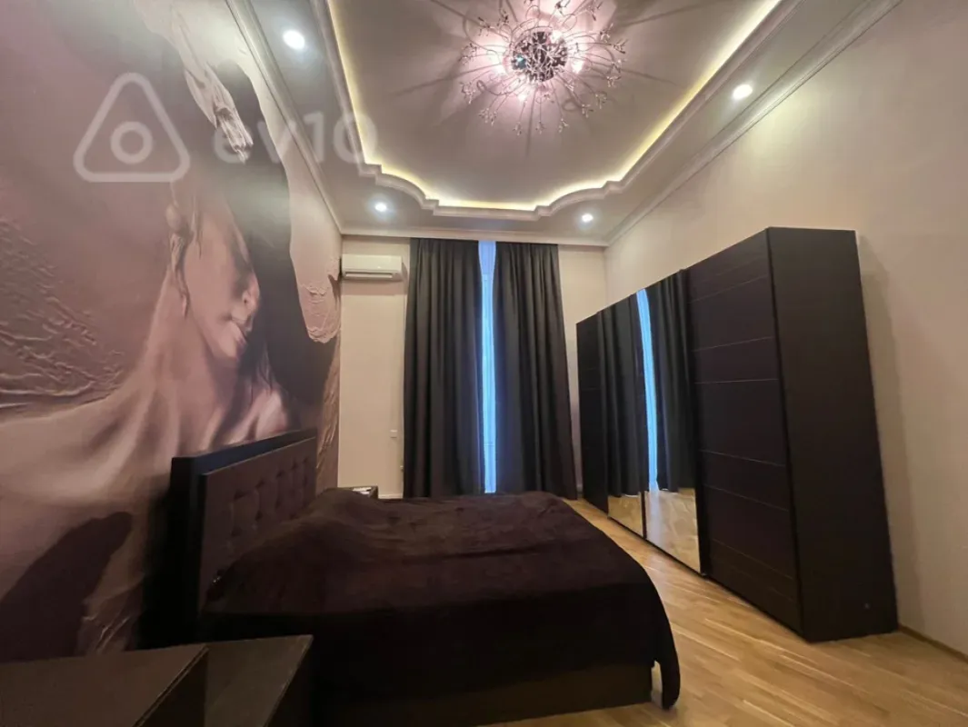 Kirayə verilir 4 otaqlı köhnə tikili 175 m²