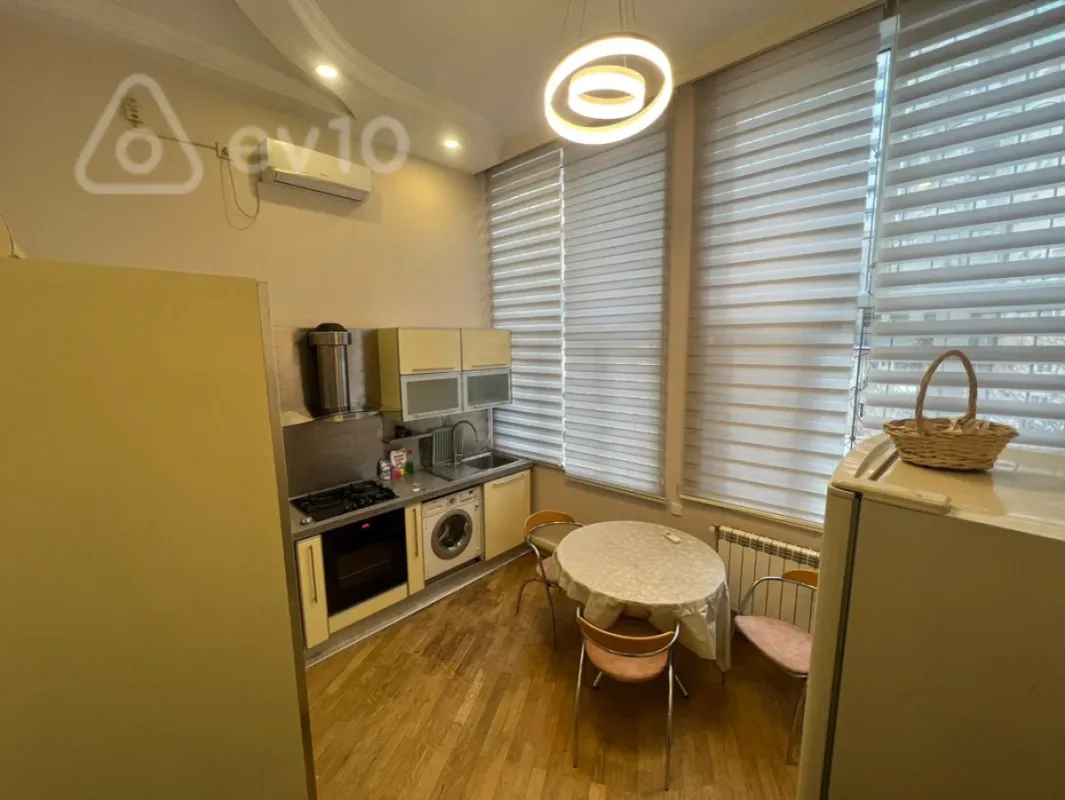 Kirayə verilir 4 otaqlı köhnə tikili 175 m²