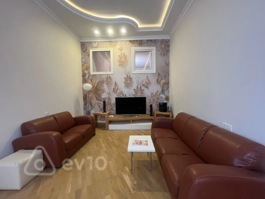 Kirayə verilir 4 otaqlı köhnə tikili 175 m²