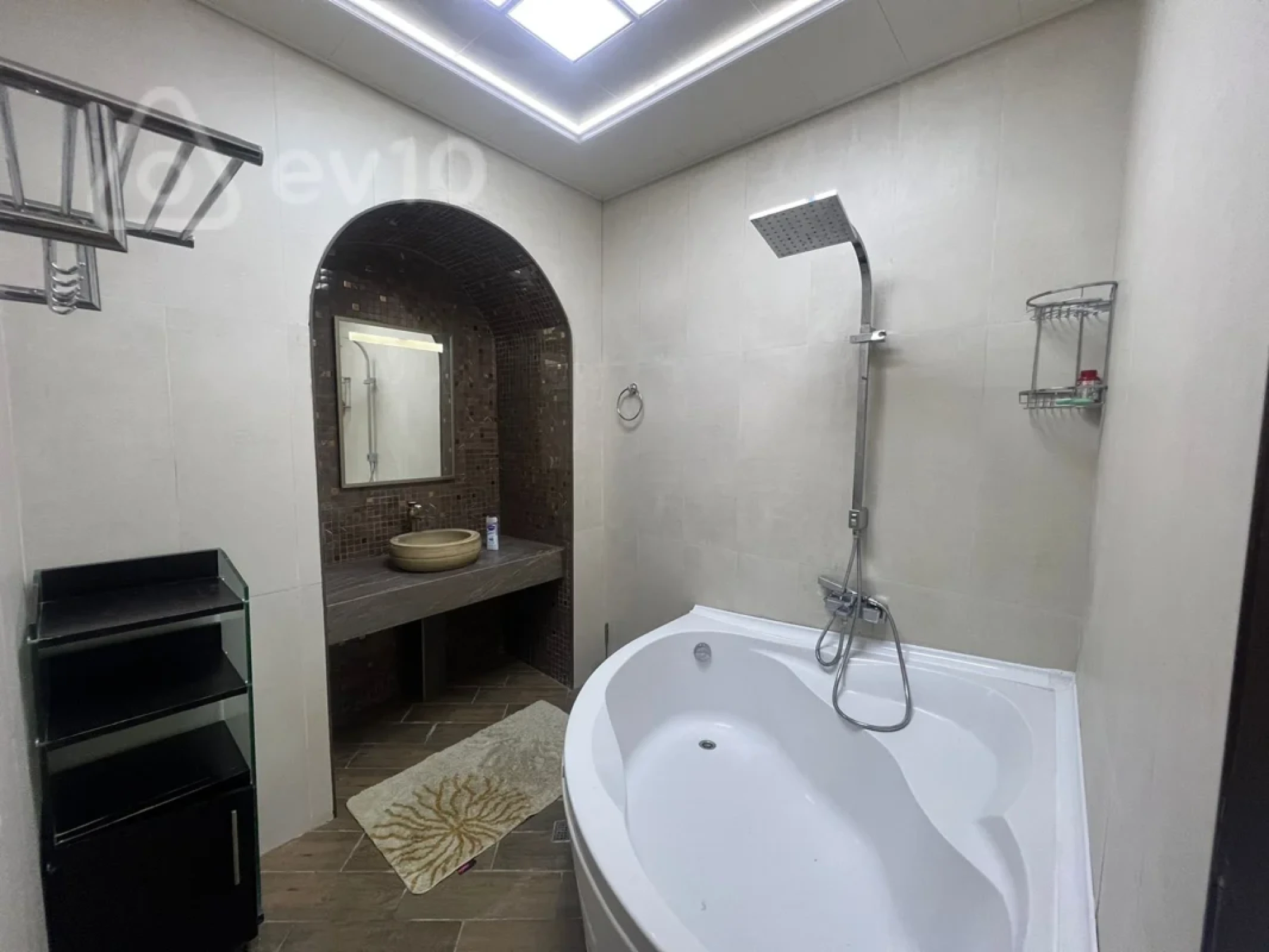 Kirayə verilir 4 otaqlı köhnə tikili 175 m²