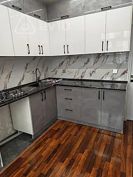 Satılır 3 otaqlı köhnə tikili 100 m²