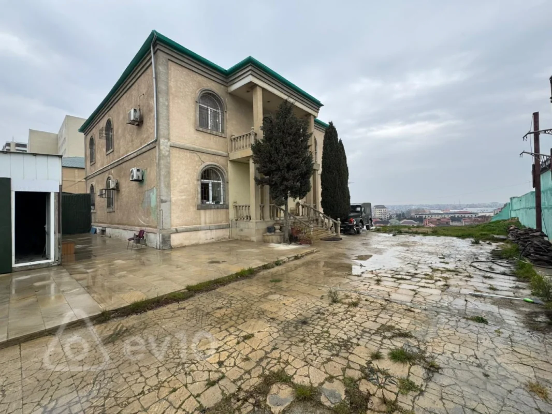 Satılır 8 otaqlı həyət evi 750 m²