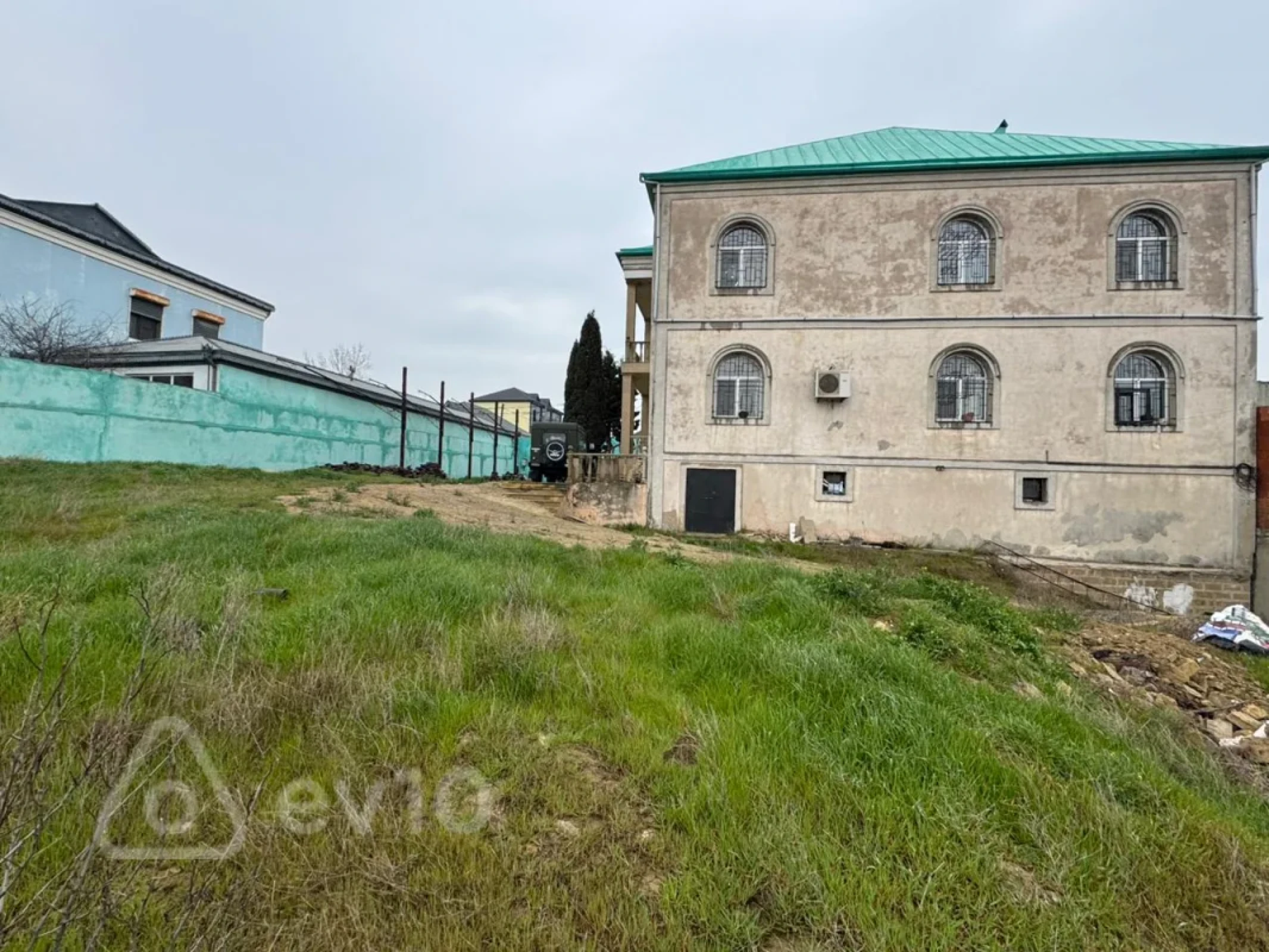 Satılır 8 otaqlı həyət evi 750 m²