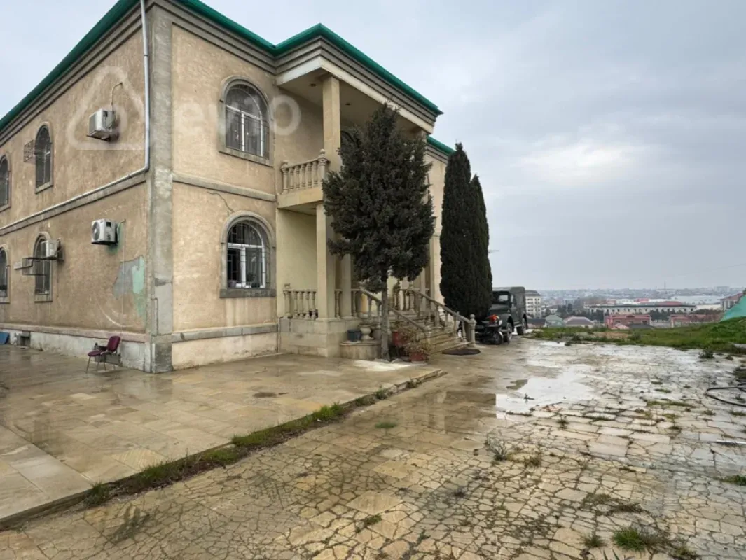 Satılır 8 otaqlı həyət evi 750 m²