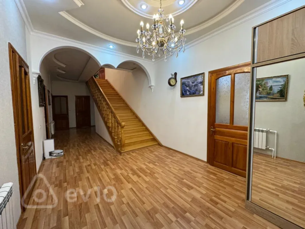 Satılır 8 otaqlı həyət evi 750 m²