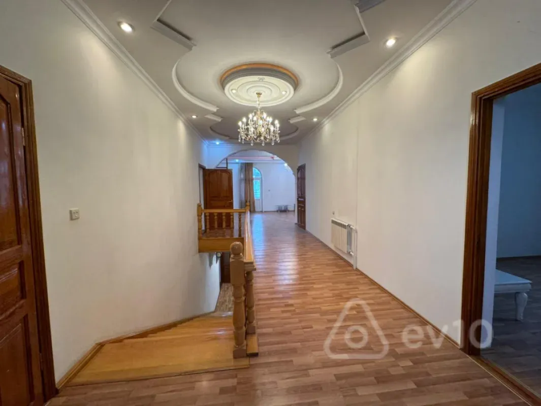 Satılır 8 otaqlı həyət evi 750 m²