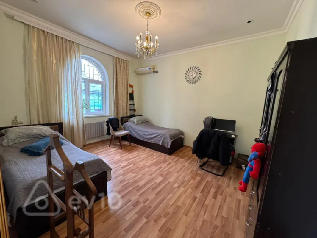 Satılır 8 otaqlı həyət evi 750 m²