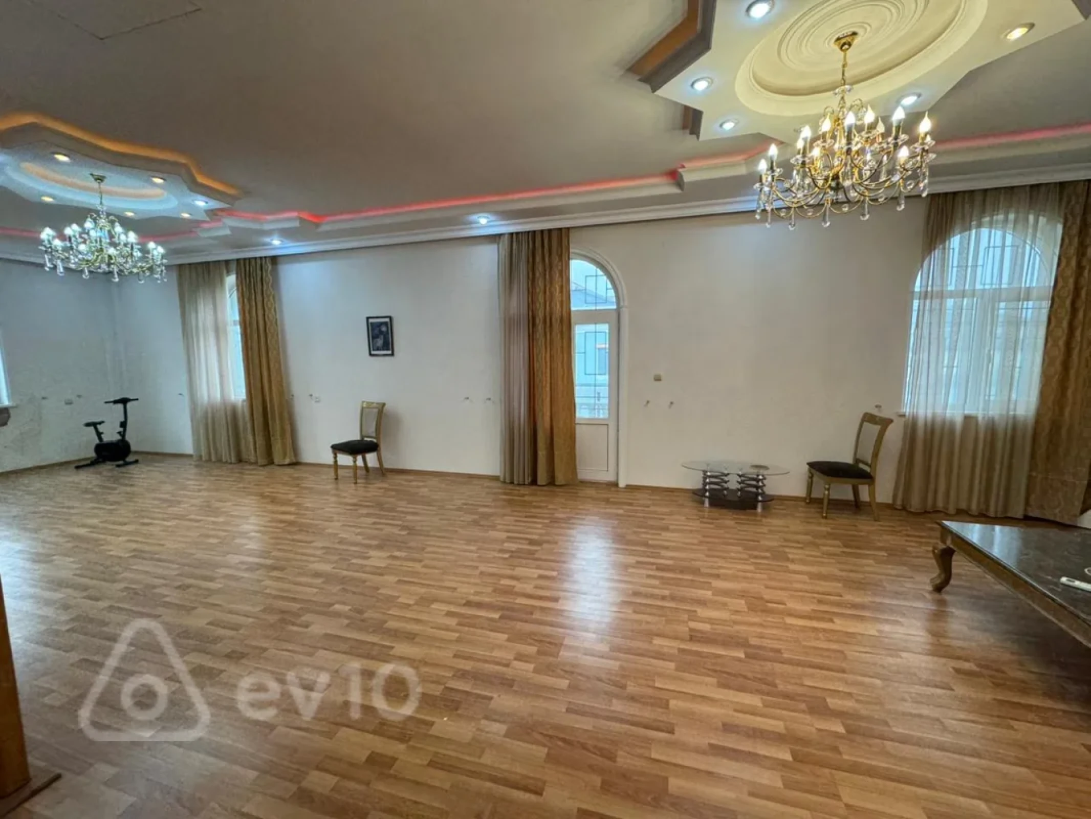 Satılır 8 otaqlı həyət evi 750 m²