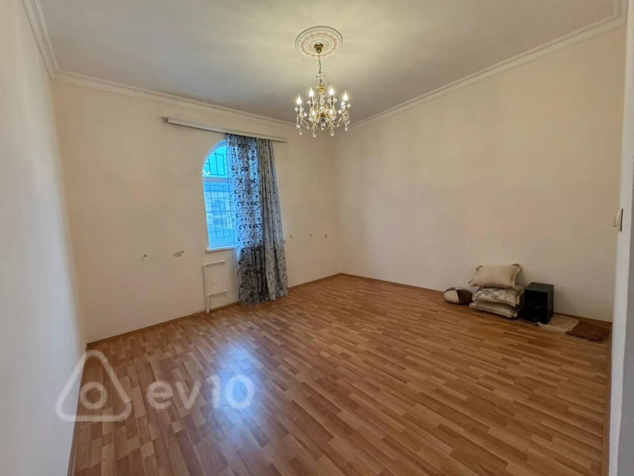 Satılır 8 otaqlı həyət evi 750 m²