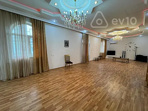 Satılır 8 otaqlı həyət evi 750 m²