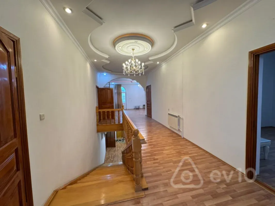 Satılır 8 otaqlı həyət evi 750 m²