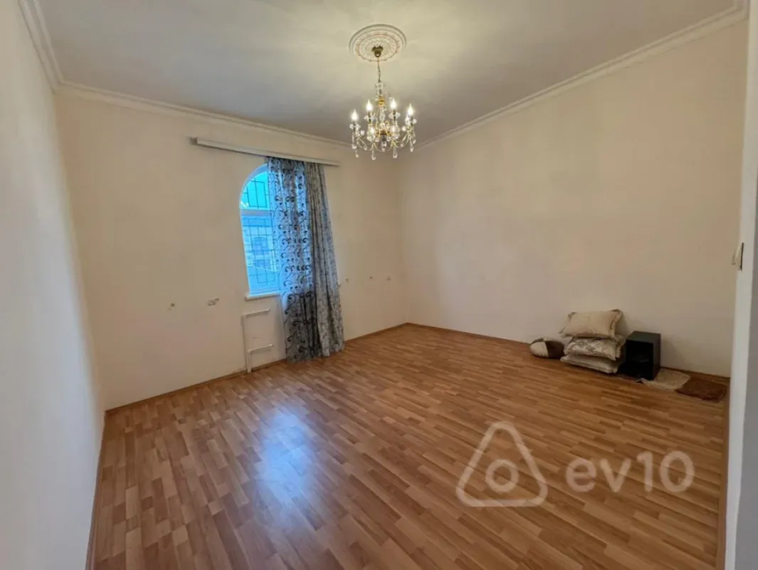 Satılır 8 otaqlı həyət evi 750 m²
