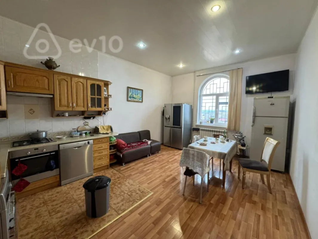 Satılır 8 otaqlı həyət evi 750 m²