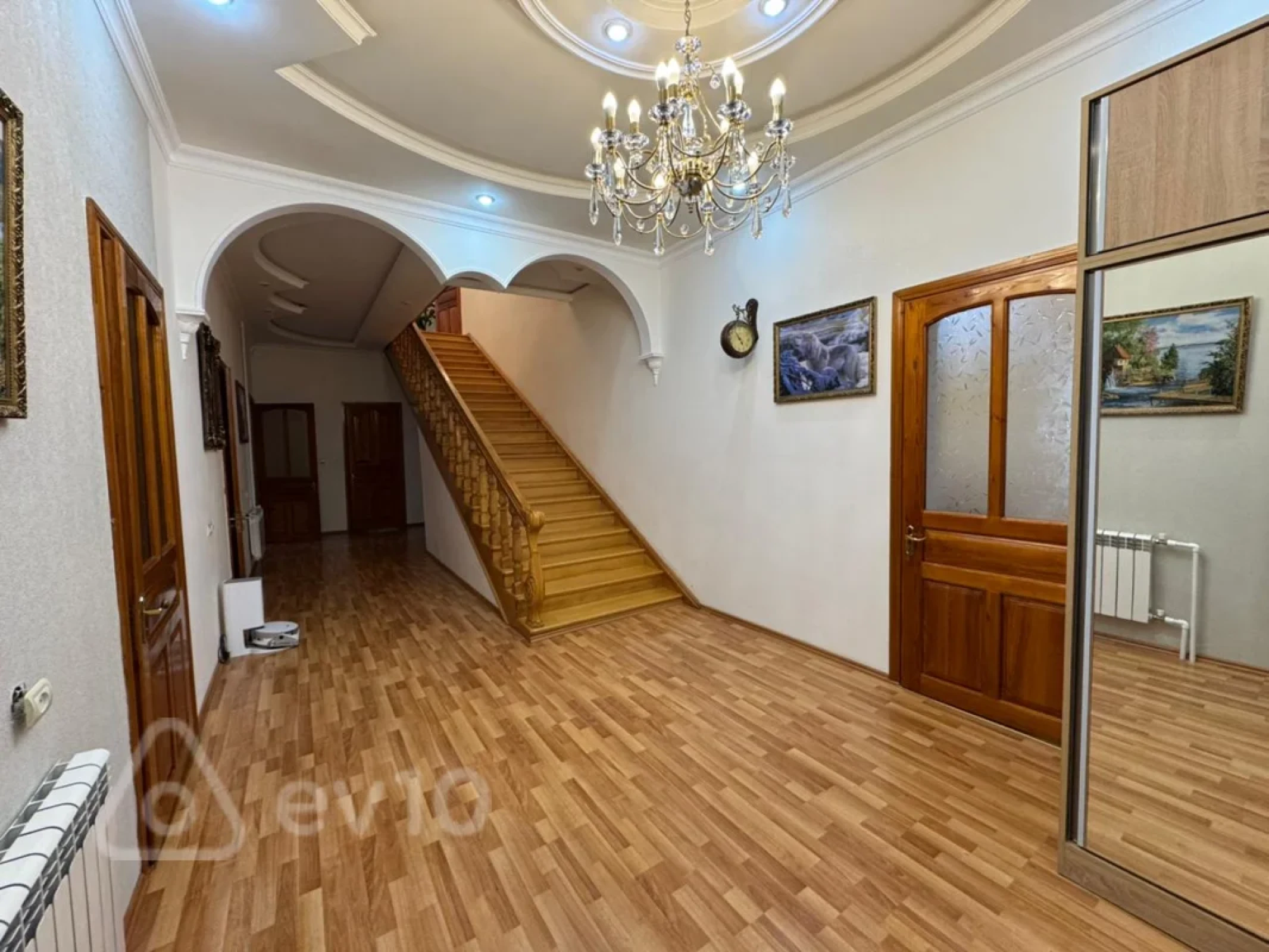 Satılır 8 otaqlı həyət evi 750 m²
