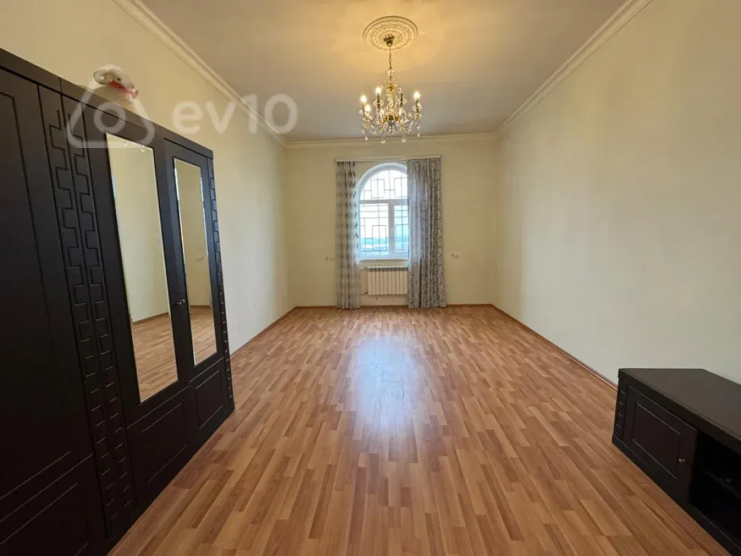Satılır 8 otaqlı həyət evi 750 m²