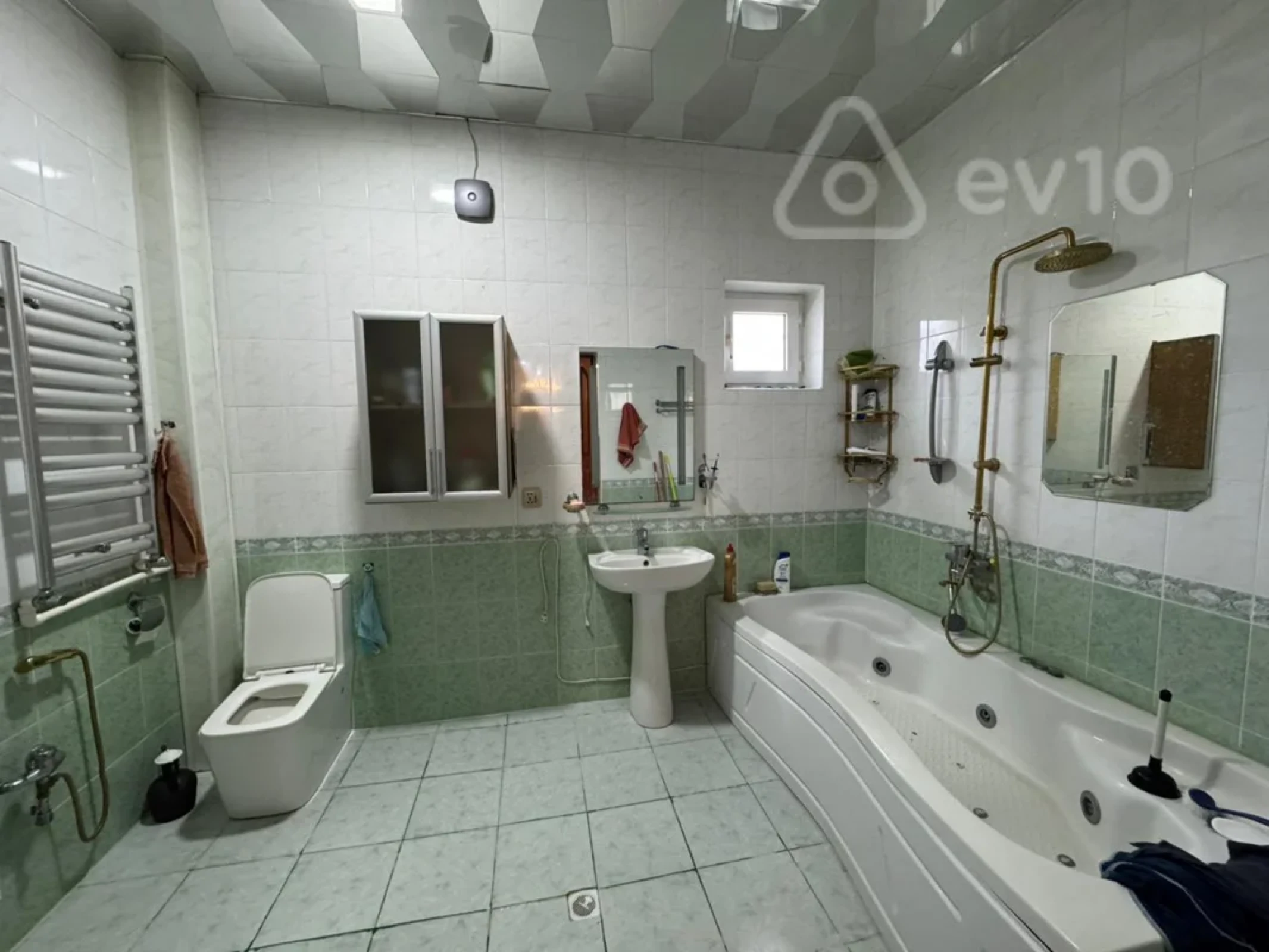 Satılır 8 otaqlı həyət evi 750 m²