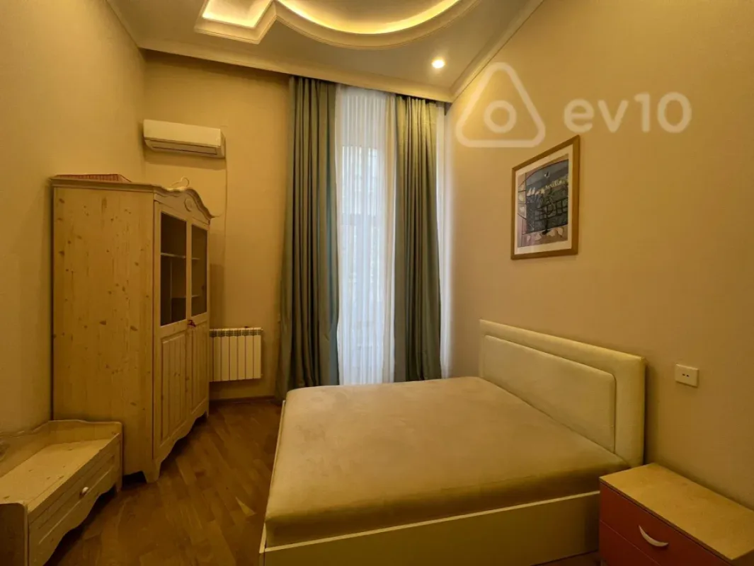 Kirayə verilir 4 otaqlı köhnə tikili 200 m²