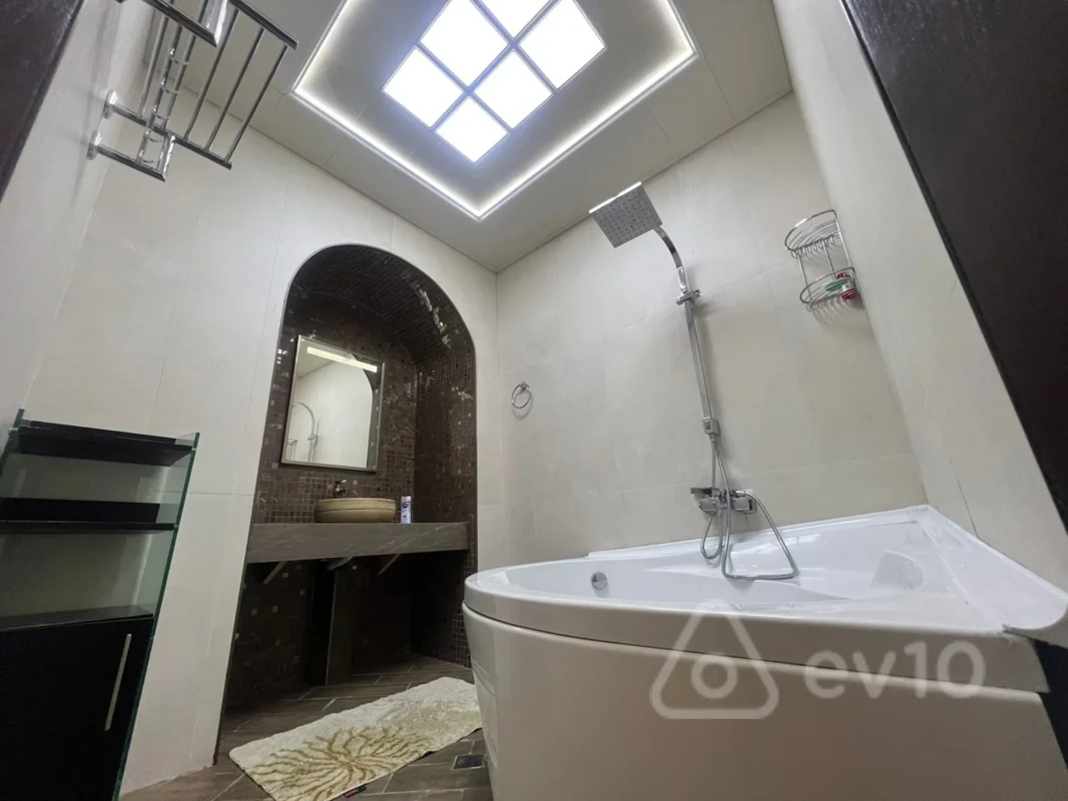 Kirayə verilir 4 otaqlı köhnə tikili 200 m²