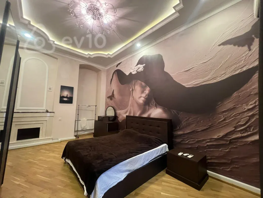 Kirayə verilir 4 otaqlı köhnə tikili 200 m²