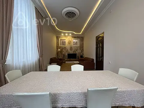 Kirayə verilir 4 otaqlı köhnə tikili 200 m²