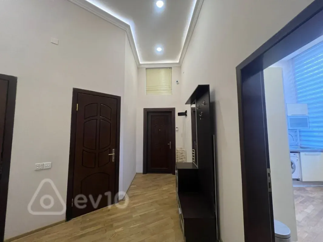 Kirayə verilir 4 otaqlı köhnə tikili 200 m²