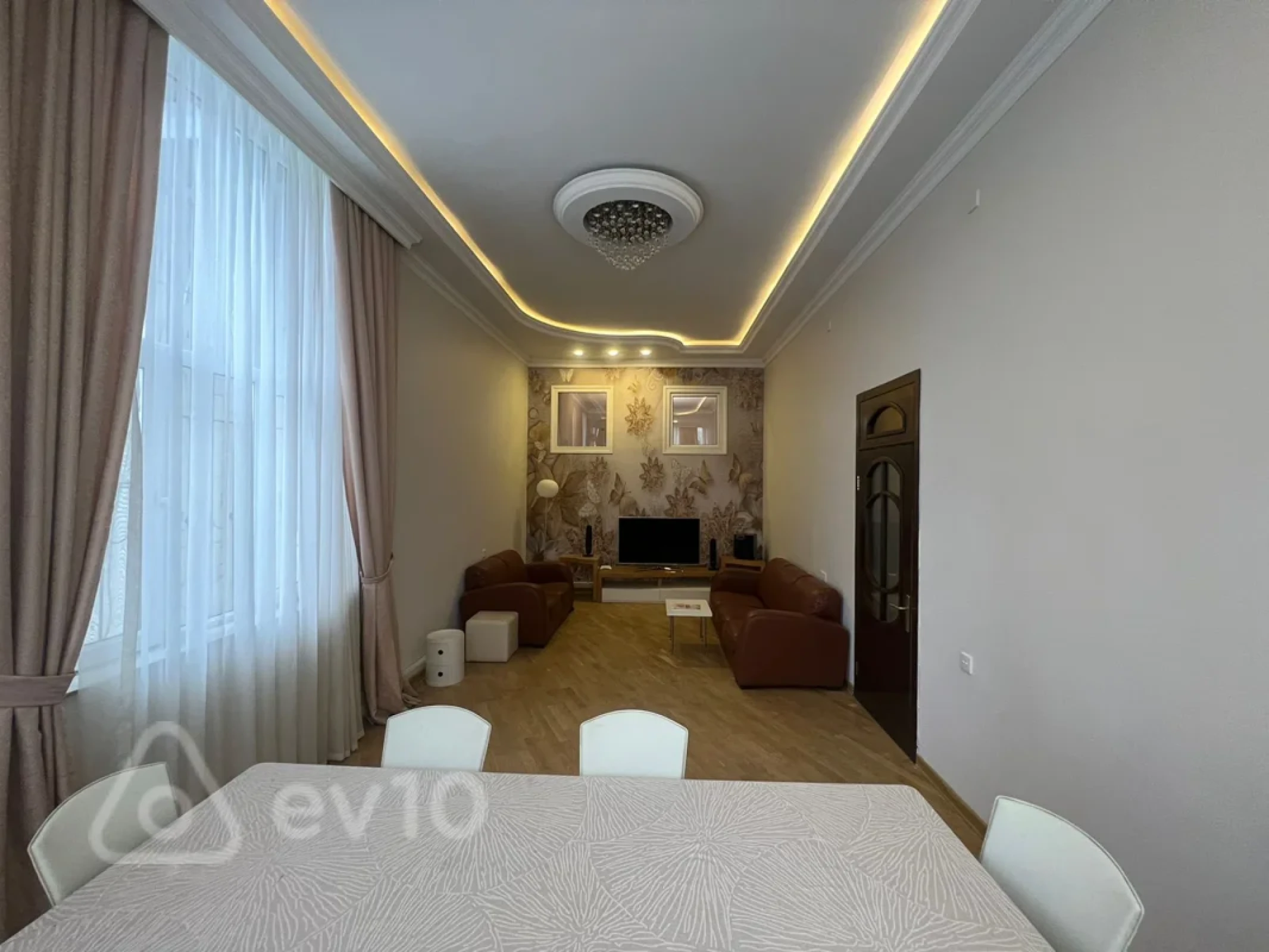 Kirayə verilir 4 otaqlı köhnə tikili 200 m²