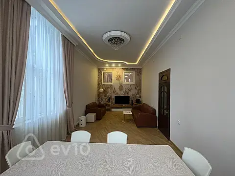 Kirayə verilir 4 otaqlı köhnə tikili 200 m²