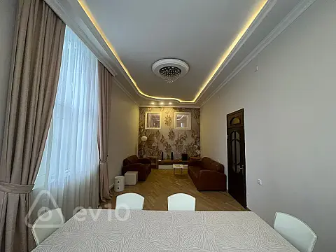 Kirayə verilir 4 otaqlı köhnə tikili 200 m²