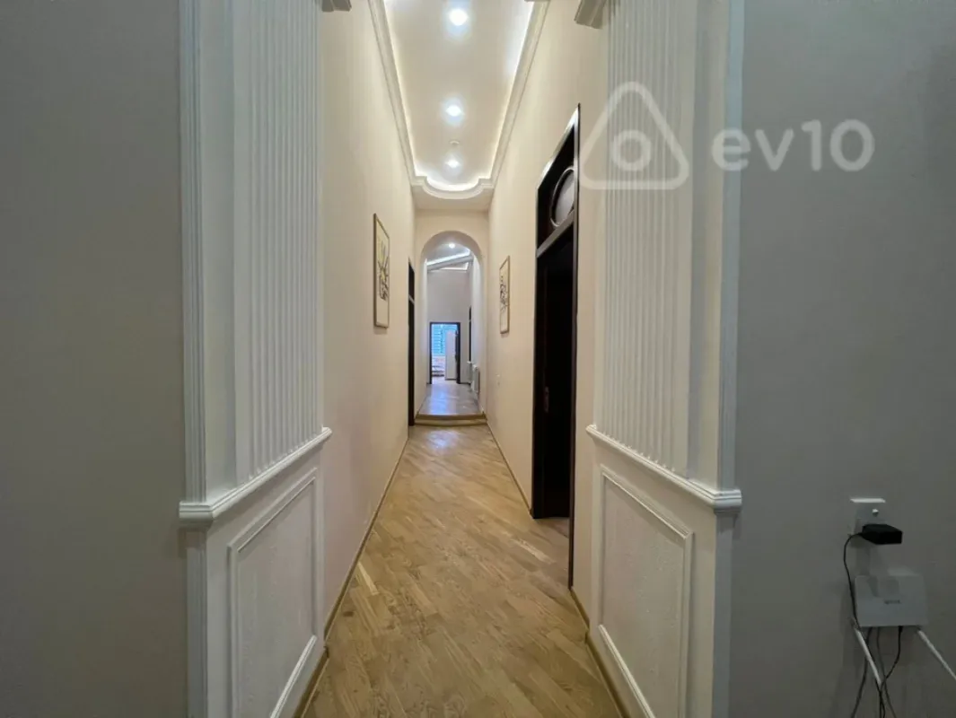Kirayə verilir 4 otaqlı köhnə tikili 200 m²