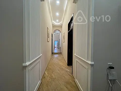 Kirayə verilir 4 otaqlı köhnə tikili 200 m²